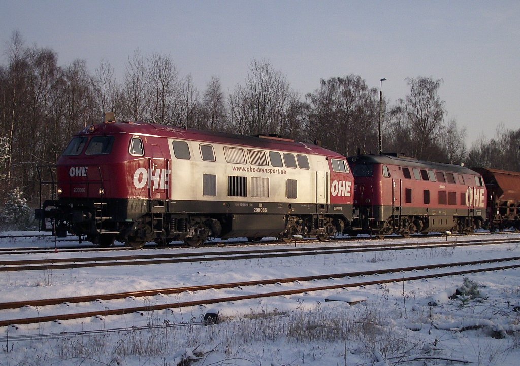 OHE 200086 und 200085 haben Kohlewagen in den Bahnhof Munster gezogen und dann wieder zur�ck. (19.12.09)