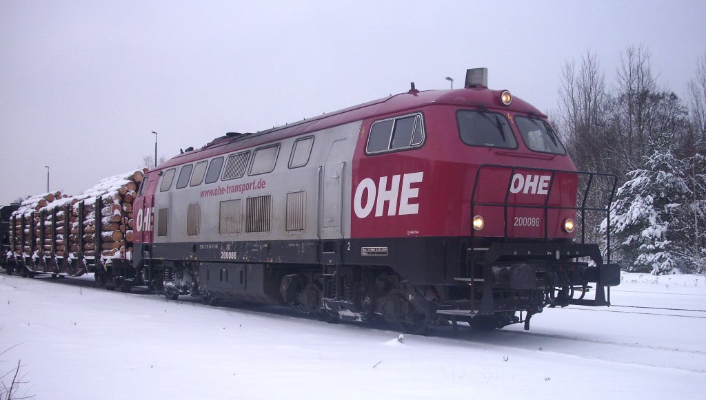 OHE 200086 mit zwei Wagen. (12.01.10)