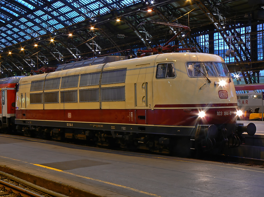 Portrait der 103 184-8 am IC1817 in K�ln Hbf am 26.09.2010