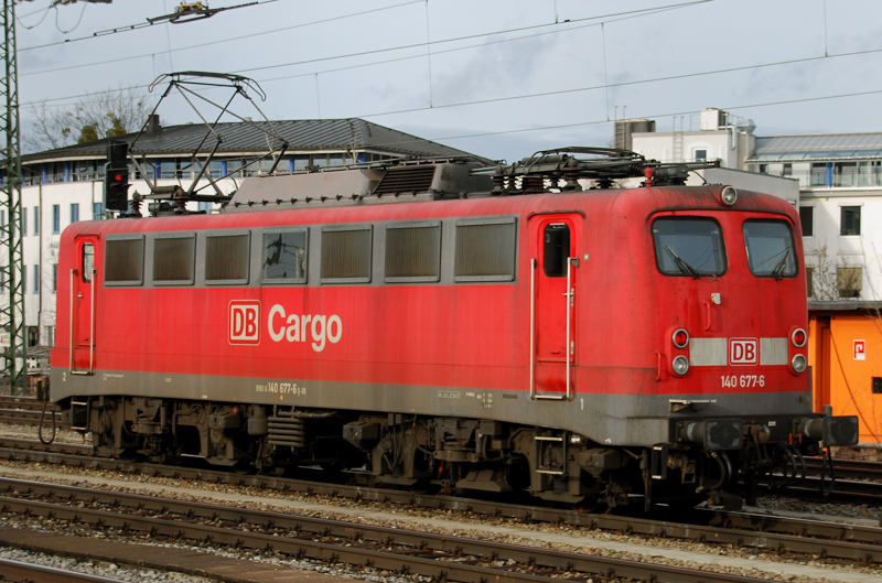 Portrait der 140 677-6, aufgenommen bei einer Solofahrt durch Pasing, am 22.12.12.