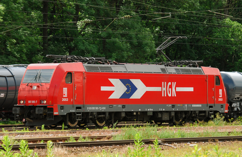 Portrait der 185 585-7, HGK, aufgenommen am 11.06.12 bei der Durchfahrt durch Neuoffingen.