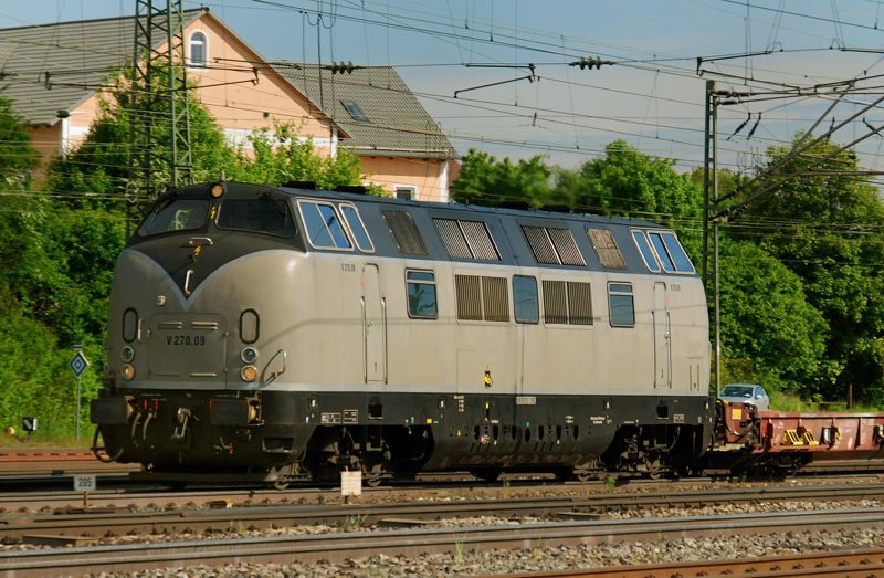 Portrait 221 121-7, V270.09, aufgenommen am 28.05.13, in Treuchtlingen.