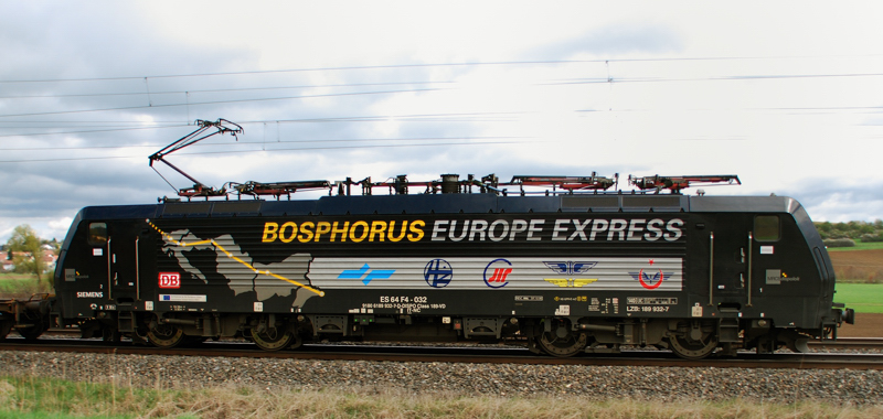 Portrait ES 64 F4-032, Bosphorus Express. F�r mich die vielleicht sch�nste Lok auf Deutschlands Schienen. Aufgenommen am 21.04.12, bei Treuchtlingen.