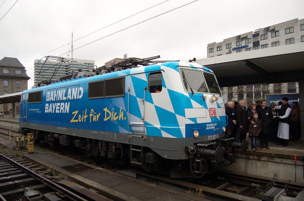 Pr�sentation der 111 017 Bahnland Bayern im M�nchen Hbf Geis 35.
Augenommen am 22.11.2010