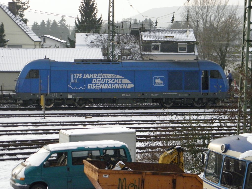 Press 223 014-9 mit einem Holzzug in Linz am Rhein am 3.12.10