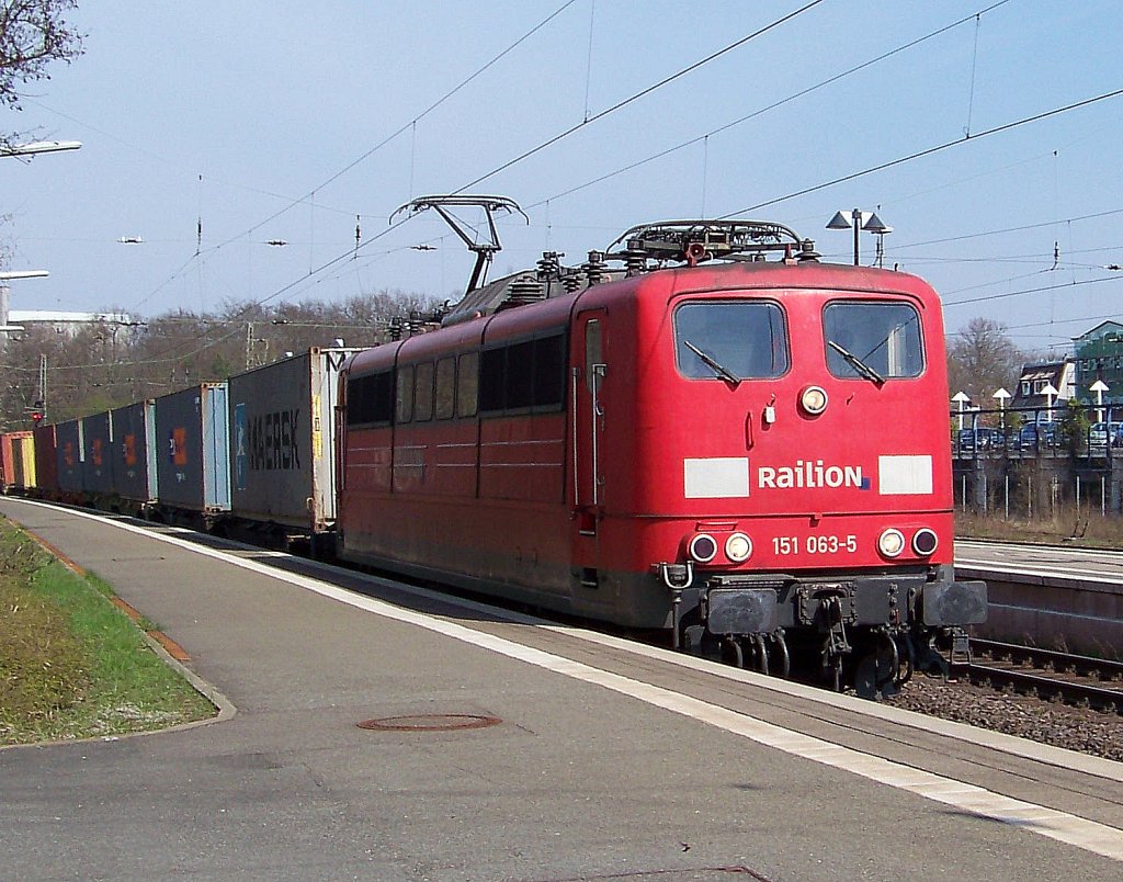 Railion 151 063-5 f�hrt durch Uelzen (13.04.10)