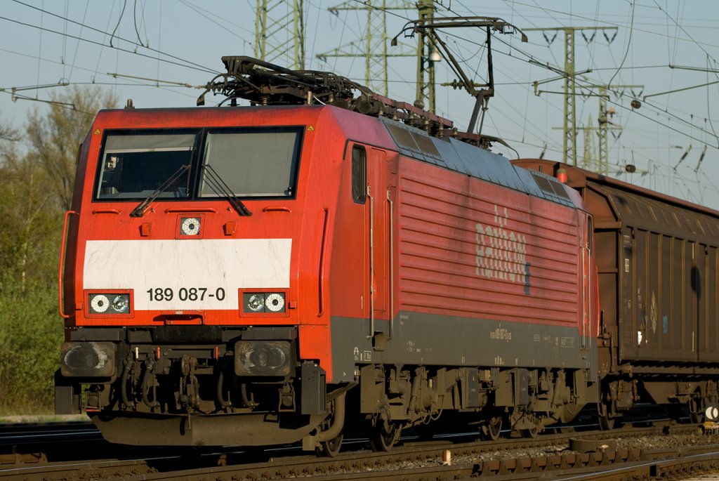 Railion
189 087-0
(Siemens ES64F4)

Fotografiert am 18. April 2010 am Gnf K�ln-Gremberg.
100mm, ISO 125, F5,6 , 1/1000sec.
[ Nikon D200 + Sigma 100-300 F4 EX DG APO HSM IF ]