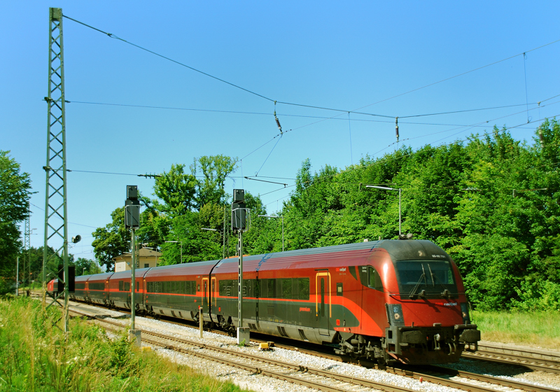 Railjet-Durchfahrt, aufgenommen am 20.06.11, bei der Durchfahrt durch A�ling.  Spirit Of Salzburg  mit einer �berraschung am Zugende!