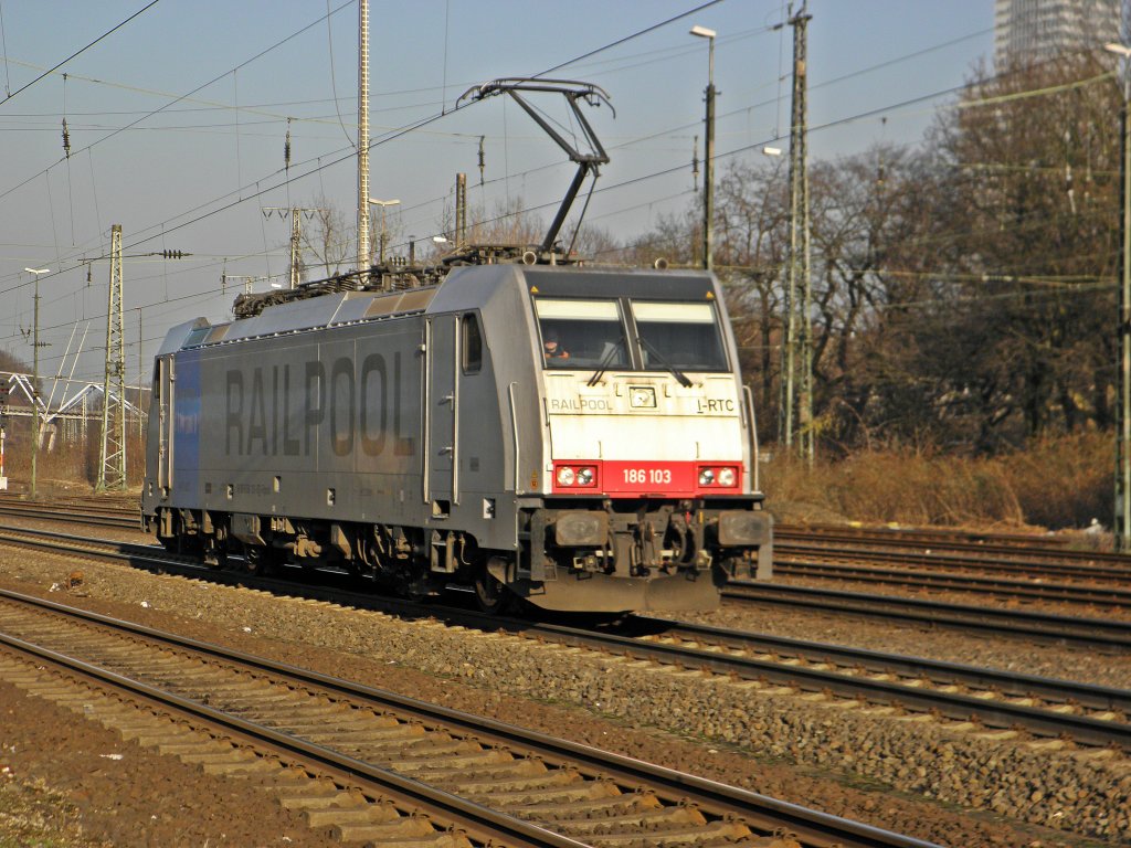 Railpool 186 103 f�hrt solo durch K�ln West am 29.1.2011