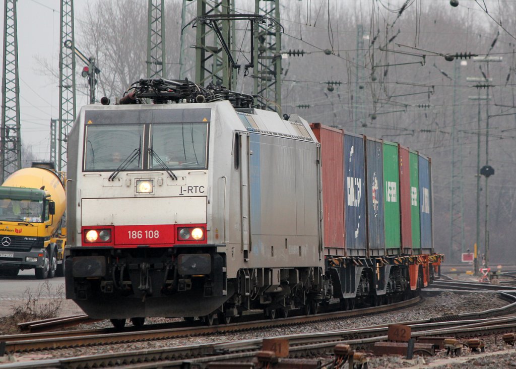 Railpool 186 108 mit Containerzug durch K�ln Gremberg am 14.02.2011
