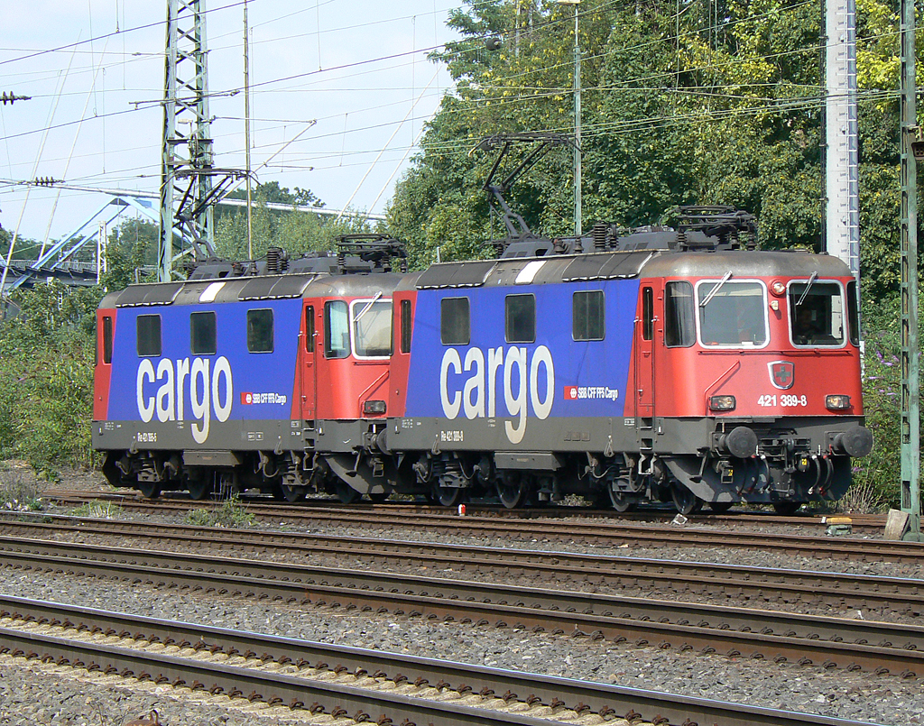 Re 421 389-8 der SBB Cargo  mit Schwestermaschine in K�ln West am 06.08.2010