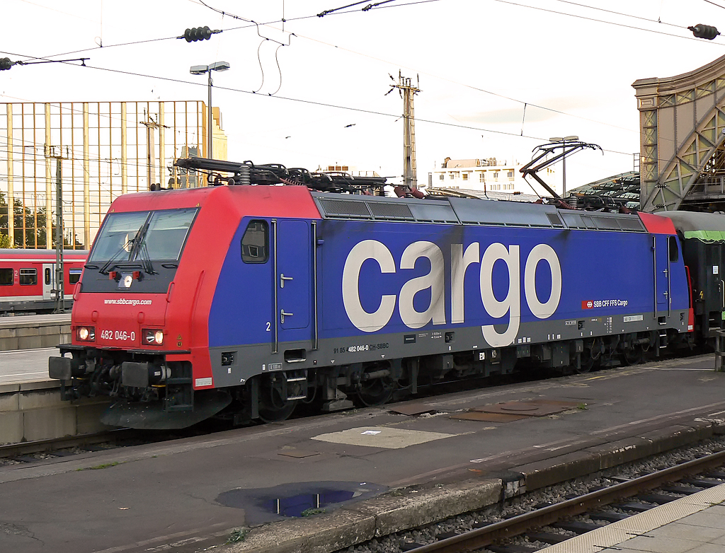 Re 482 046-0 in K�ln Hbf am 03.10.2010
