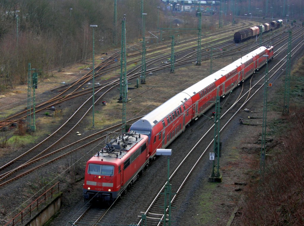 RE 9 (Rhein-Sieg-Express) Siegen - K�ln - Aachen am 16.01.2010 kurz hinter den Bahnhof Betzdorf. Auffallend ist die Doppelbespannung mit Zuglok 111 075-8 und Schublok 111 010, der Grund die Probleme mit dem Bombardier Talent 2. Ab 12 Dez. 2010 sollte der Talent 2 die Strecke bedienen, hatte aber M�ngel und hat z.Z. noch keine Zulassung. Um die Fahrzeitreduzierung um ca. 3 min. zu Gew�hrleisten setzt die DB Regio nun auf Doppeltraktion.