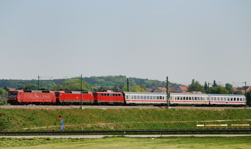 Schad PbZ, aufgenommen am 06.05.11, kurz vor Burgau. Loknummern: 120 149-0 + 120 122-7 + 115 350-1.