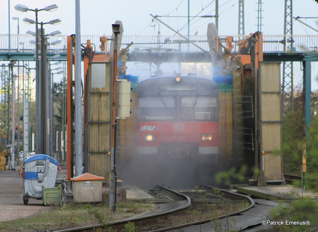 Schnell die Position gewechselt und den 420 298 beim Waschen zu beobachten. Hier ist er noch mittten drin. Am 11.04.2010 aufgenomen von einem �ffentlichen Weg aus.