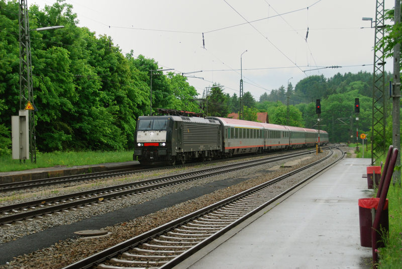 Schwarze Einfahrt in den Bahnhof A�ling aus Richtung S�den (Salzburg). ES 64 F4-099, aufgenommen am 02.06.10.