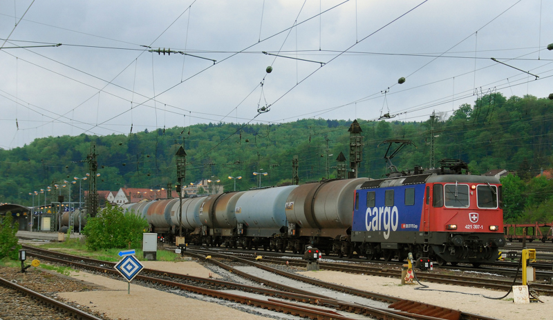 Schweizerische Unterst�tzung im deutschen G�terverkehr. 421 397-1, aufgenommen am 03.05.11, bei der Durchfahrt mit einem Kesselwagenzug durch den Bahnhof Treuchtlingen.