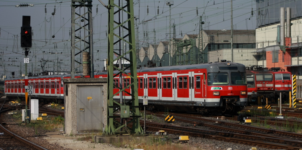 Seit fast 1 1/2 Jahren werden diese zwei Garnituren 420 in der Abstellanlage hin und her geschupst, doch nun verkehren sie auf der S8 zwischen Franfkurt und Kelsterbach. Am 12.07.2010 ist es der 420 929-2 der den Frankfurter Hbf erreicht. Es sind zwei ehemlige Stuttgarter die nun gewechselt haben. Erkenbar an den T�ren und den digitalen Anzeigern.