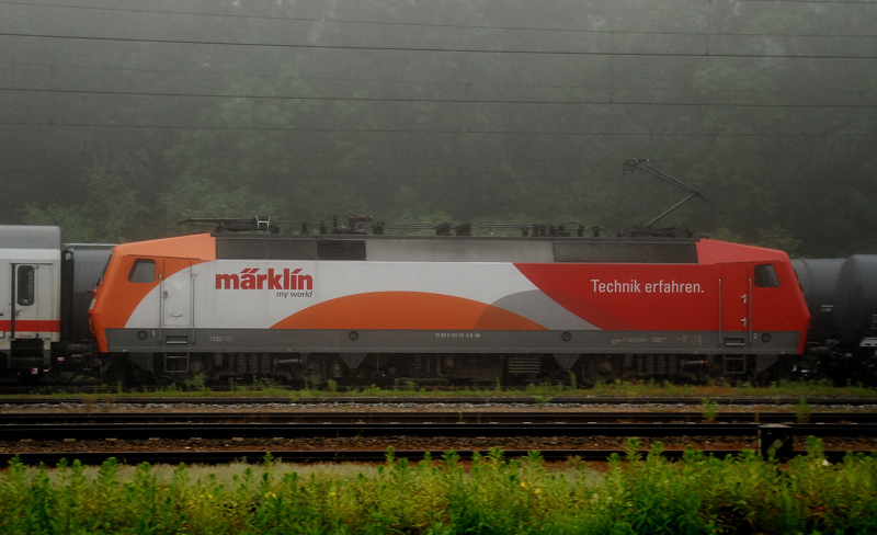Seiten-Portrait der 120 112-8, M�rklin. Leider herrschte bei der Durchfahrt ein Nebel wie im tiefsten Herbst! Aufgenommen fr�hmorgens am 12.06.12 bei der Durchfahrt durch Neuoffingen.