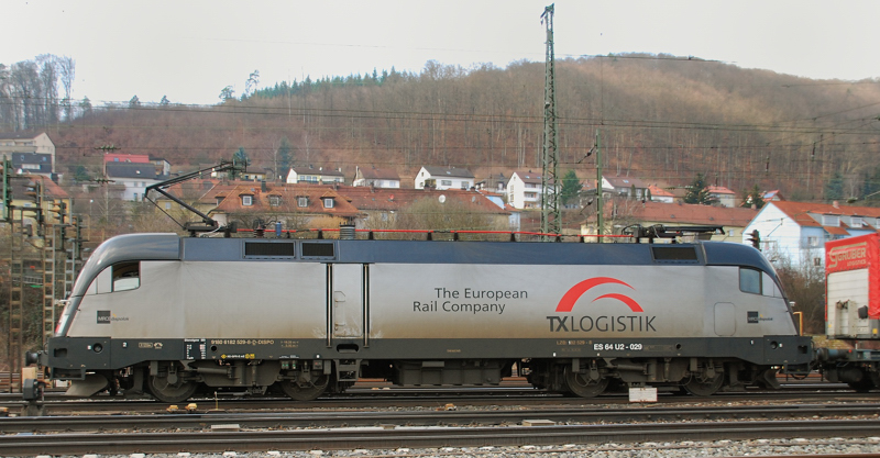 Seitenansicht der ES 64 U2-029, TX-Logistik. Aufgenommen am 19.03.11, bei der Durchfahrt durch Treuchtlingen.