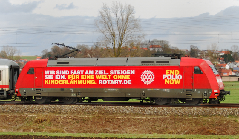 Seitenportrait, 101 001-6, in neuer Beklebung. Aufgenommen am 11.04.13, kurz vor Burgau.