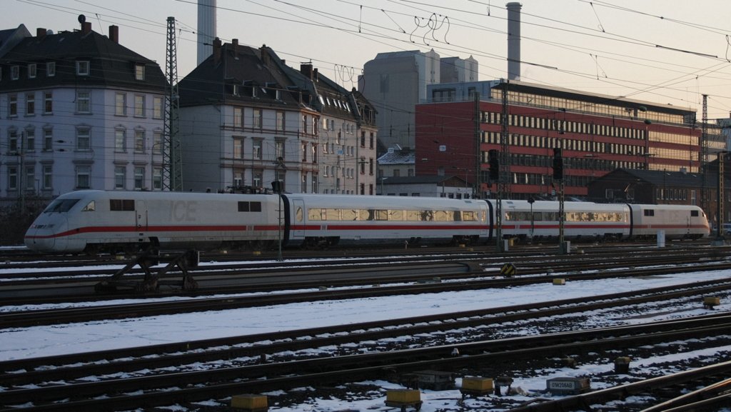 So das erste von vielen Fotos des ICE410 oder auch ICE 2. Er hat recht neue Mittelwagen und wird hier in Frankfurt �ber Nacht bleiben und dann Messfahrten im Umland machen.

Patrick E.