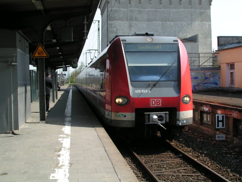 So hier ist so eben aus Griesheim eingefahren die Sonderfahrt nach Griesheim. Wegen Bauma�nahmen verkehrten die S-Bahnen �ber die Umgehungsstrecke. Es gab im Halb-Stunden-Takt Pendelfahrten nach Griesehim.

Patrick E.
