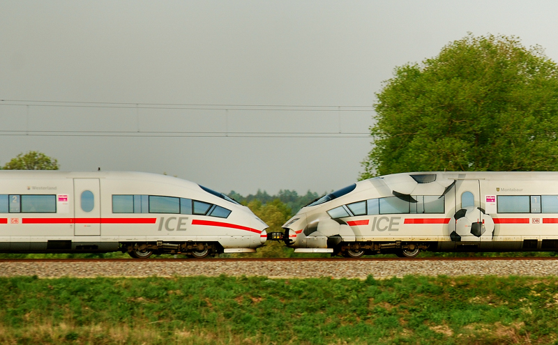 So interessant k�nnen ICE sein! Links Triebkopf des ICE  Westerland , rechts der Frauen-WM Triebkopf 403 012-8 des ICE  Montabaur . Aufgenommen am 29.04.11, kurz nach Jettingen, Strecke Augsburg-Ulm.