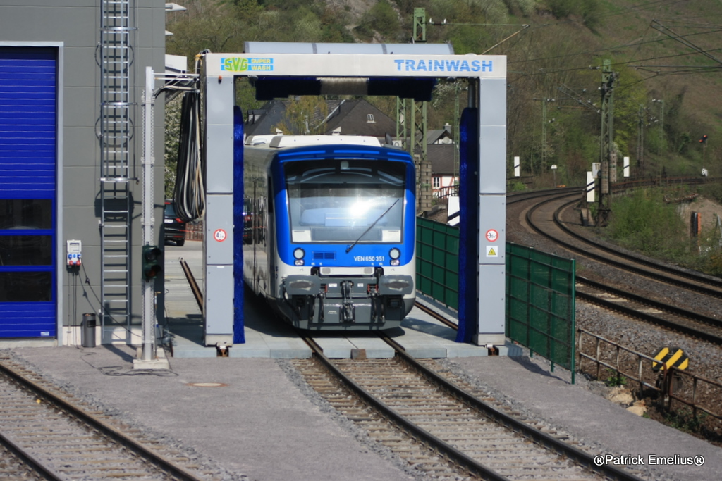 So sieht leider die Zukunft der Hundsr�ckbahn Emmelshausen Boppard aus. Ein Stadler VT650 mit Steilstrecken Zulassung, welche jedoch fehlt. Was mich wunderte war, das am Abend ein bestens Gepflegter Schienenbus VT98. Kommt bald ein Uerdinger zu Steilstrecken Ehren. Wer weiss. Am 20.04.2010 in Boppard aus dem Zug.