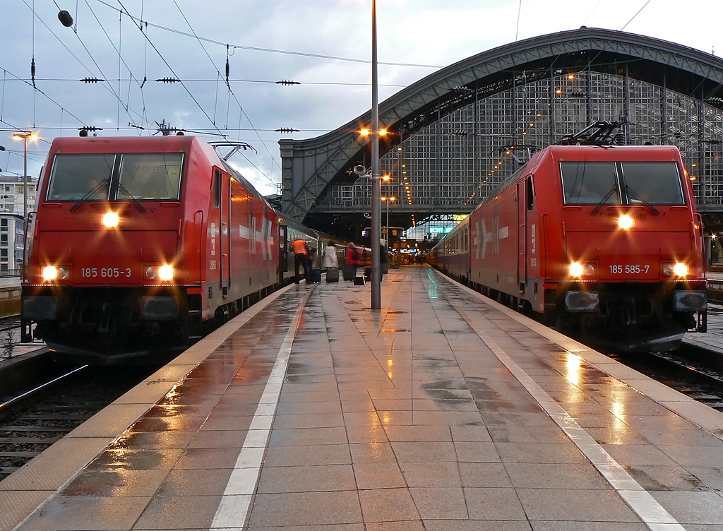 Sonderzug Treffen am Bahnsteig Gleis 6/7 in K�ln Hbf am 26.09.2010 mit HGK`s 185 605-3 und 185 585-7 