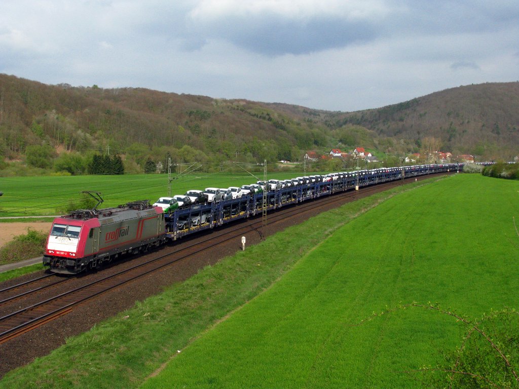 Sowas gibt es selten. Der Moosolf-Autozug mit der 185 597 von Crossa Rail durchs Maintal.
Augfgenommen am 21.04.2010 bei Wernfeld.