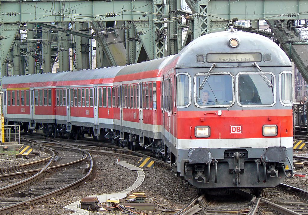 Steuerwagen vorraus beim RE 1 nach Aachen , bei der Einfahrt in K�ln Hbf am 28.03.2010 , Gru� an den Tf (tr���t....) :-) ! 