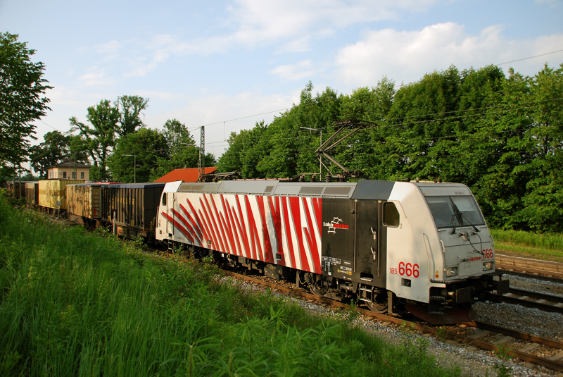 Stopp am Signal f�r 185 666. Aufgenommen am 10.06.11, in A�ling.