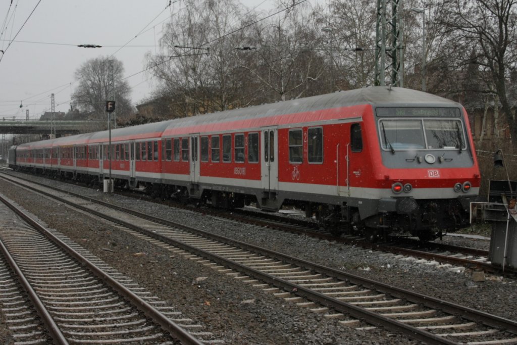 Super endlich ist der Schnee da. Und passend dazu kommt der 185 MRCE Viersytem Regio-Zug als Ski-Express nach Frankfurt Griesehim.

Patrick E.