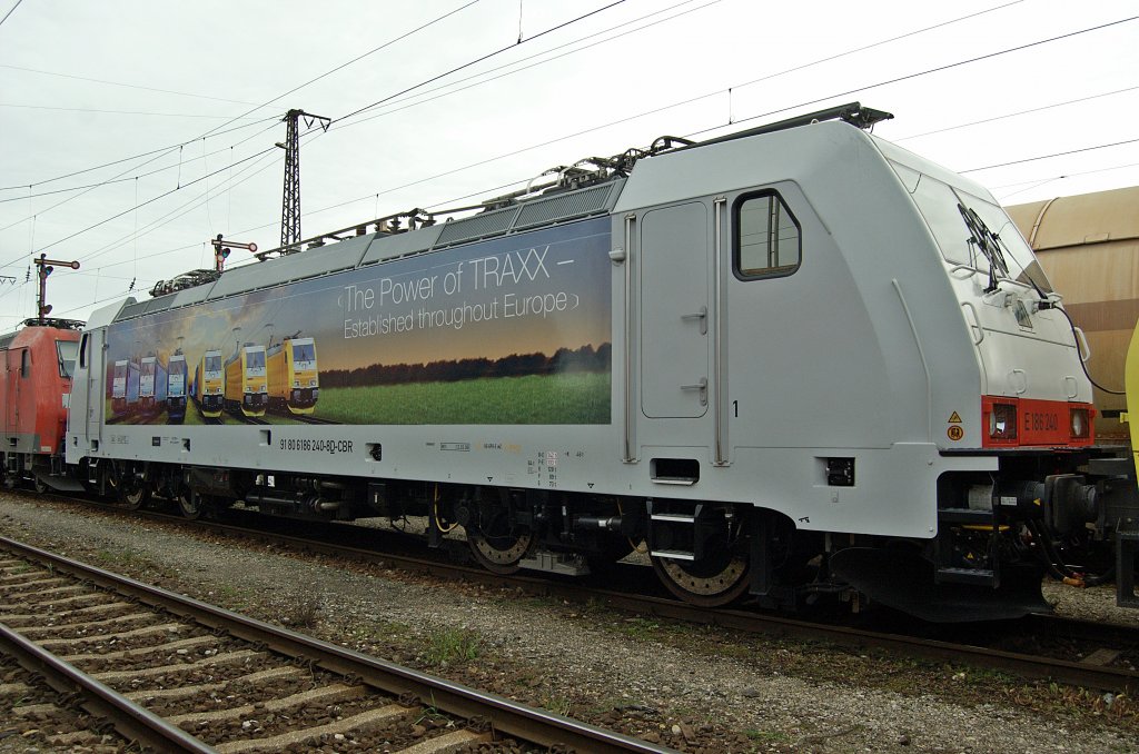 The Power Of TRAXX, diese Teil-Beklebung tr�gt die 186 240 stand nach Ihrem Einsatz mit Lokomotion in MOR.
Aufgenommen 12.11.2010.
 