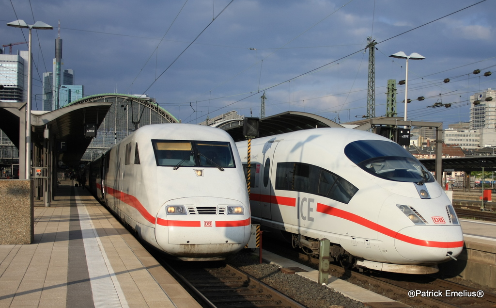 Treffen der Generationen im Frankfurter Hauptbahnhof am 04.05.2010. Alt vs. Neu