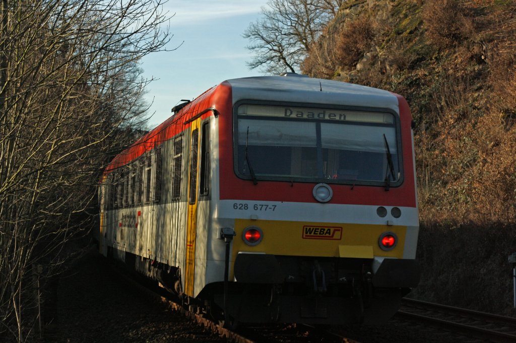 Triebwagen 628 677-7 (Daadetalbahn) der Westerwaldbahn (WEBA) hat am 07.02.2011 (in Betzdorf-Alsdorf) soeben den Alsdorfer-Tunnel verlassen und f�hrt weiter Richtung Betzdorf.