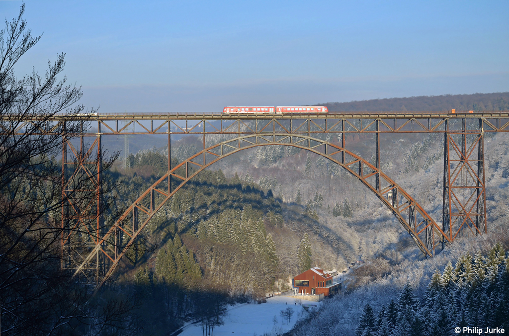 Unbekannter 628 als RB 30787 von Wuppertal nach Solingen am 08.12.2012 auf der M�ngstener Br�cke in Solingen-Schaberg.