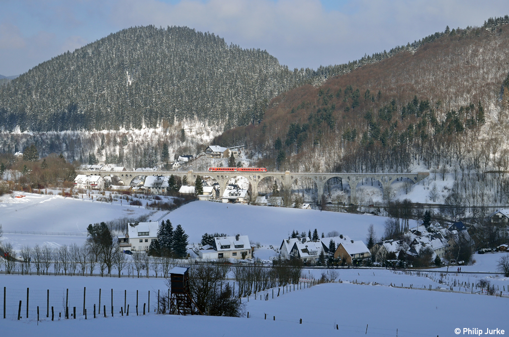 Unbekannter 628 mit dem RE 23048 (Willingen - Kassel-Wilhelmsh�he) am 10.02.2013 auf dem Willinger Viadukt.