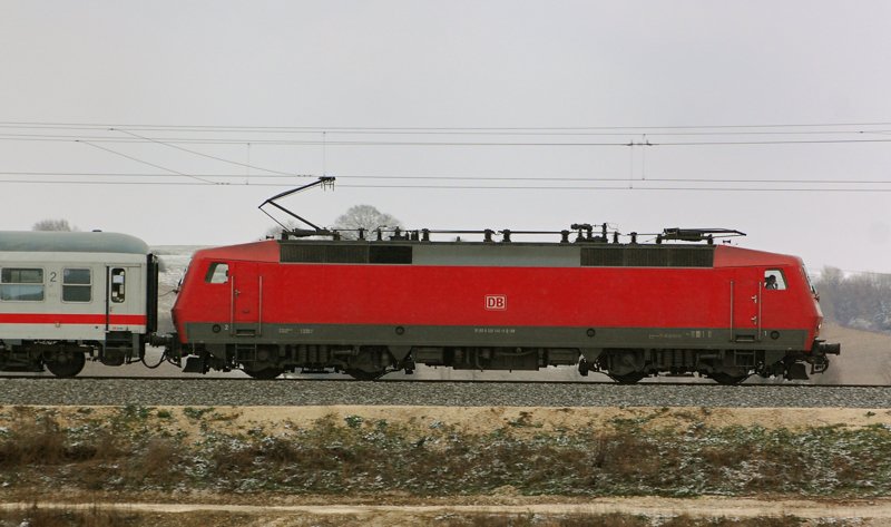 Und die 120 146-6 zum Zweiten! Ihre Solofahrt hatte den Zweck einige IC-Waggon's, vermutlich in Ulm(?), abzuholen. Aufgenommen am 15.12.09, Strecke Ulm-Augsburg, kurz nach Burgau.