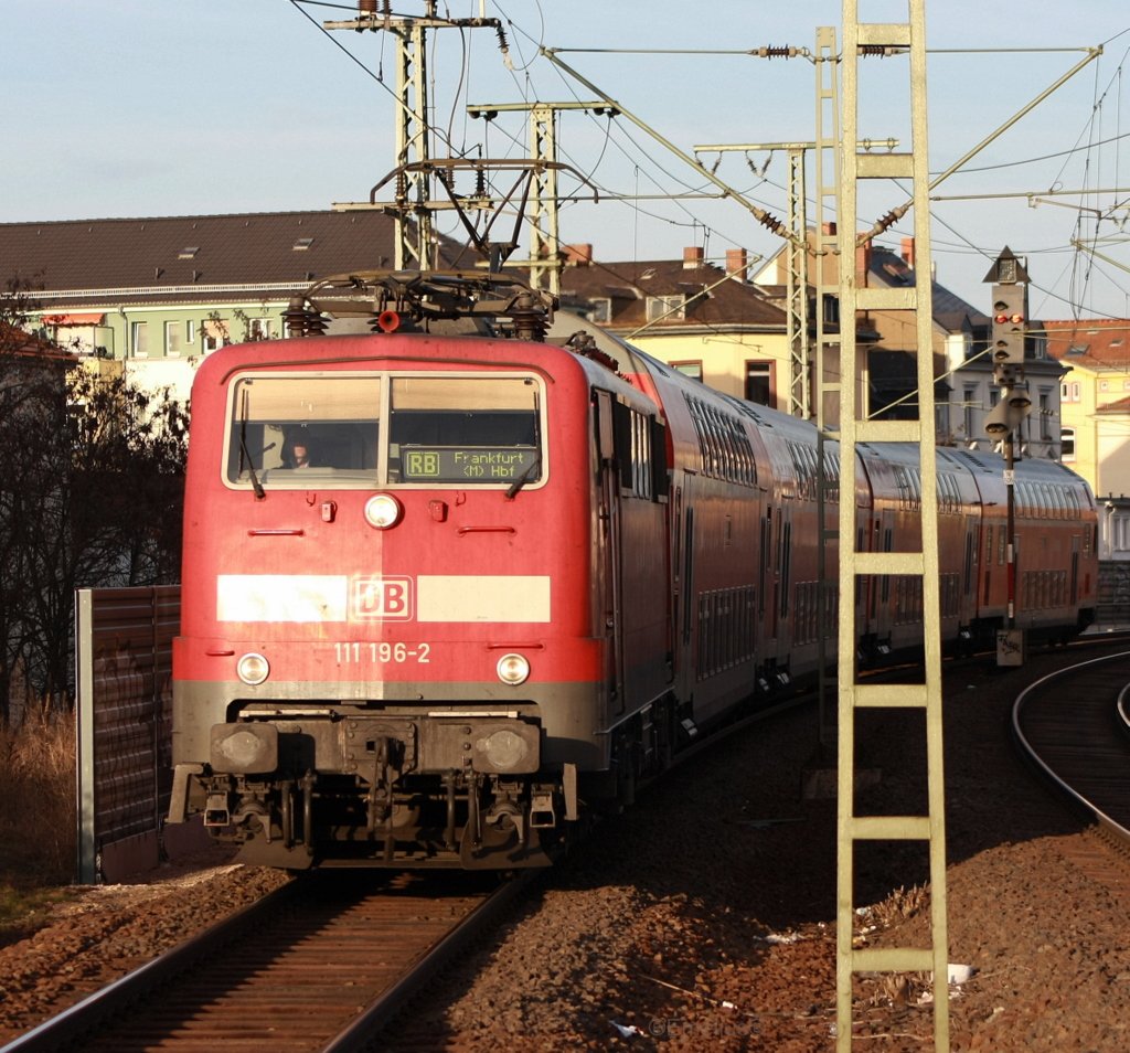 Und auch 111 196 erreichte Franfkurt S�d vorm Sonnenuntergang.

Patrick E.