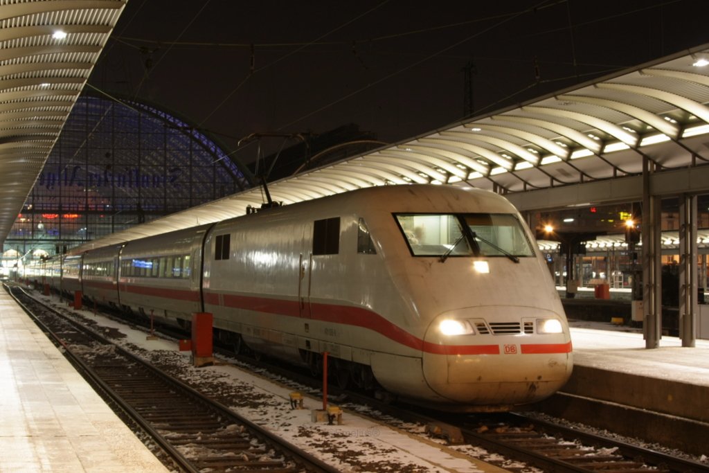 Und auch ein normaler ICE1 macht sich im Frankfurter Hbf breit.

Patrick E.
