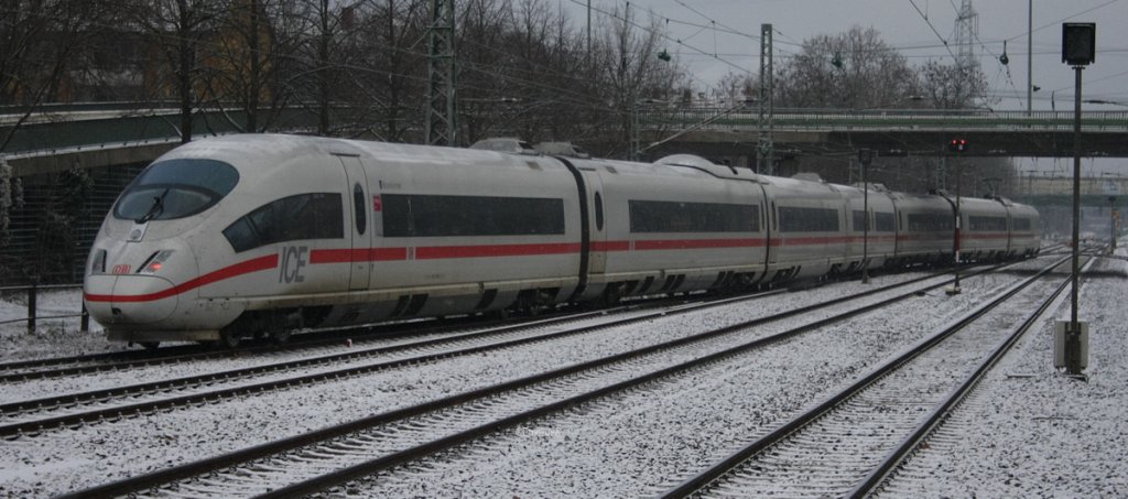 und auch dieser ICE 3 f�hrt mit kalten Radreifen nur schnell in das BW-Grriesheim. Dort kann er sich erstmal aufw�rmen. Na ja der Weg von der Waschanlage der Dn in Ffm-H�chst nach Ffm-griesheim BW ist nicht weit aber im Schnee doch hart f�r die Elektronik. Na ja zum Gl�ck keinen Kurzen bei der Fahrt.

Patrick E.