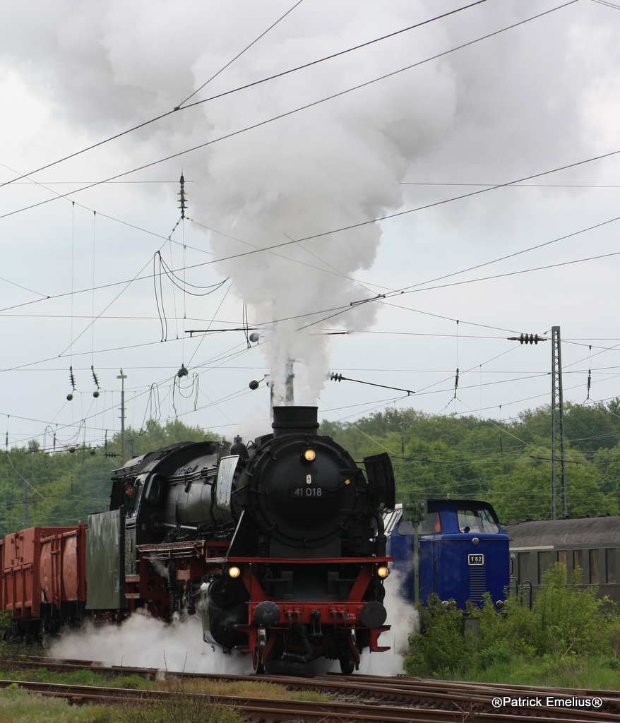 Und auch nochmals die 41 018 mit einer m�chtigen Dampfwolke am 13.05.2010