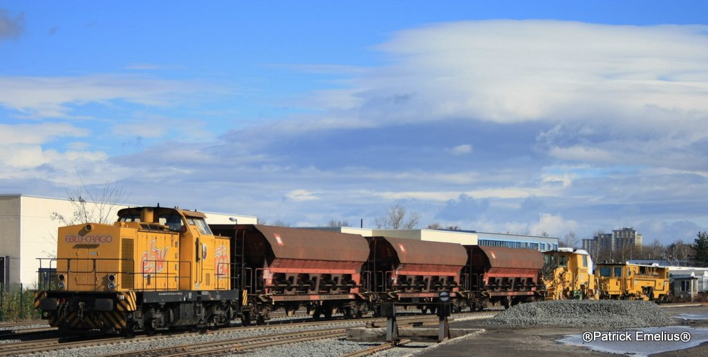Und hier Lok und passendes Bauger�mpel am Haken. Drei Fad Selbstentladewagen, eine Schotterplaniermaschine und eine Schotterstopfmaschine. 

