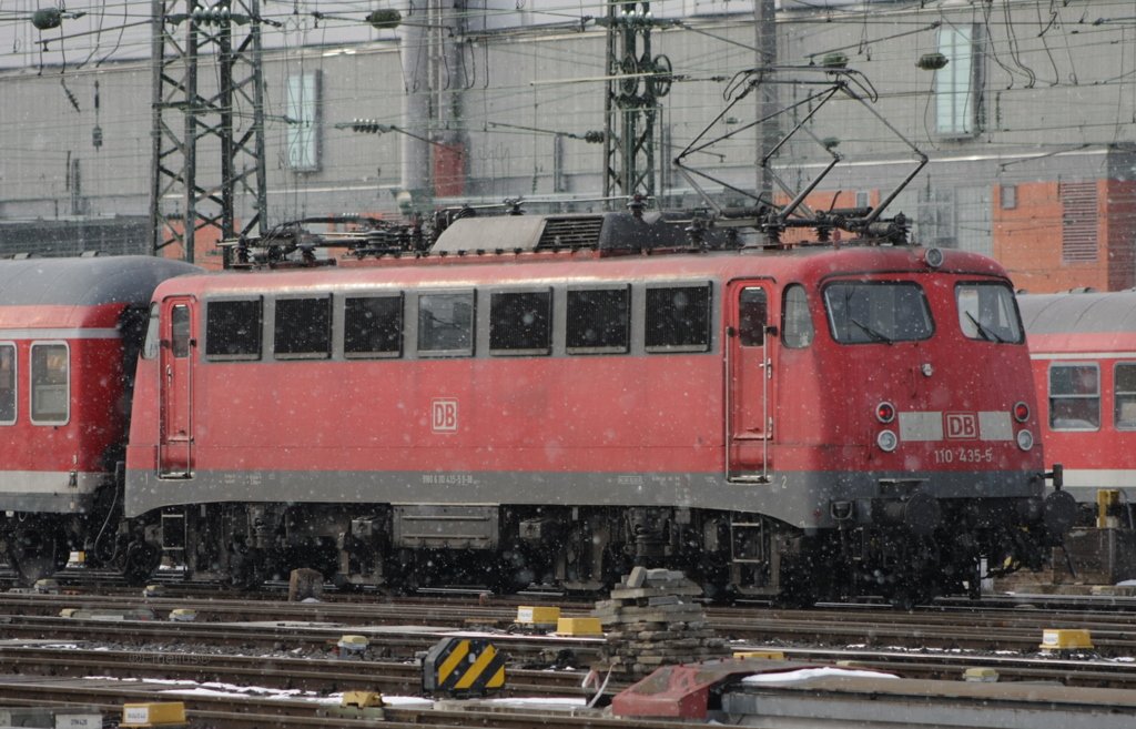 Und hier die n�chste 110. Die 110 435 verl�sst Frankfurt in richtung Friedberg.

Patrick E.