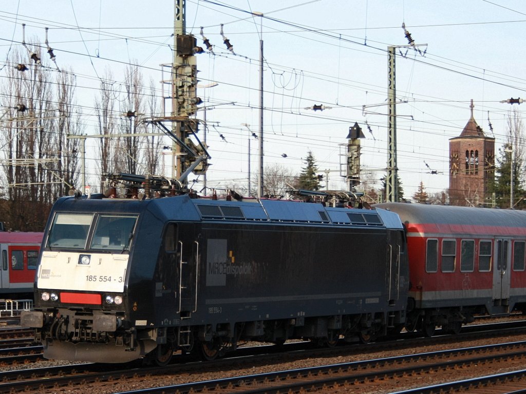 Und die MRCE185 554-3 schiebt Ihre 5 N-Wagen gen W�rzburg.

Patrick E.