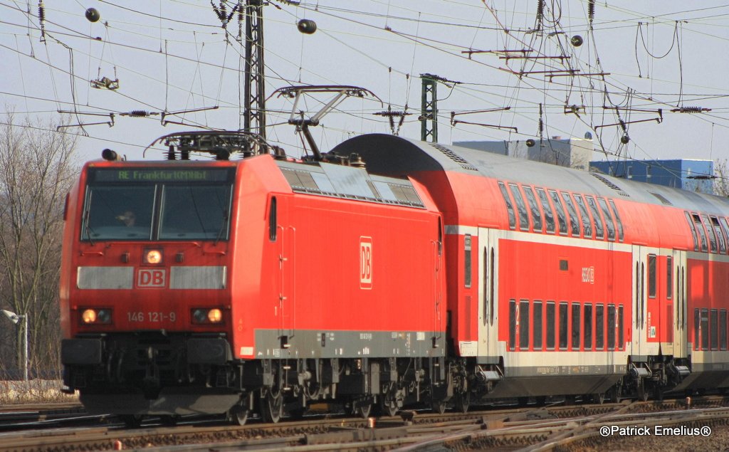 Und nach der MRCE185 kam 146 121 und wartet auf den IC der das Gleis besezte.
