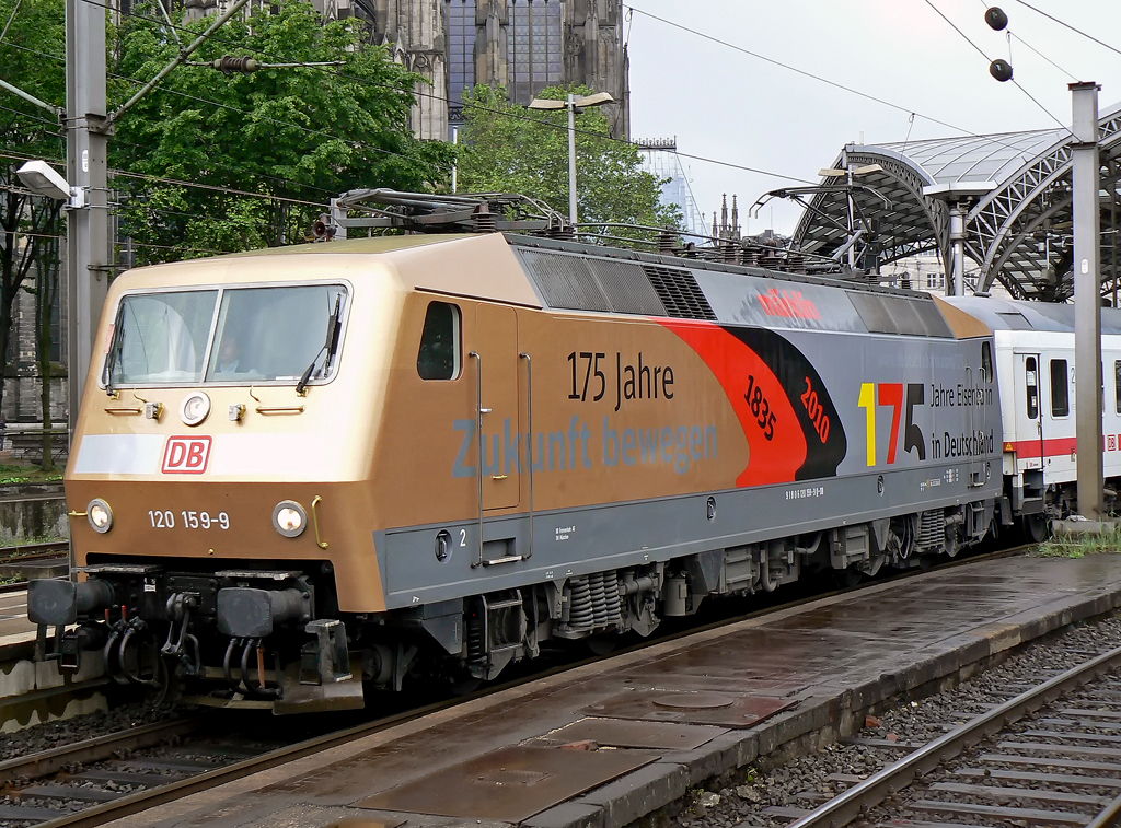 Und noch ein Bild der 120 159-9, weil sie so sch�n ist, hier bei der Ausfahrt aus dem K�lner Hbf am 30.05.2010