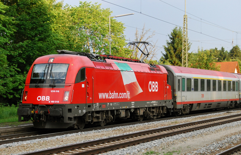 Und noch eine Italienerin. 1216 018, aufgenommen am 10.06.11, bei der Durchfahrt durch A�ling.